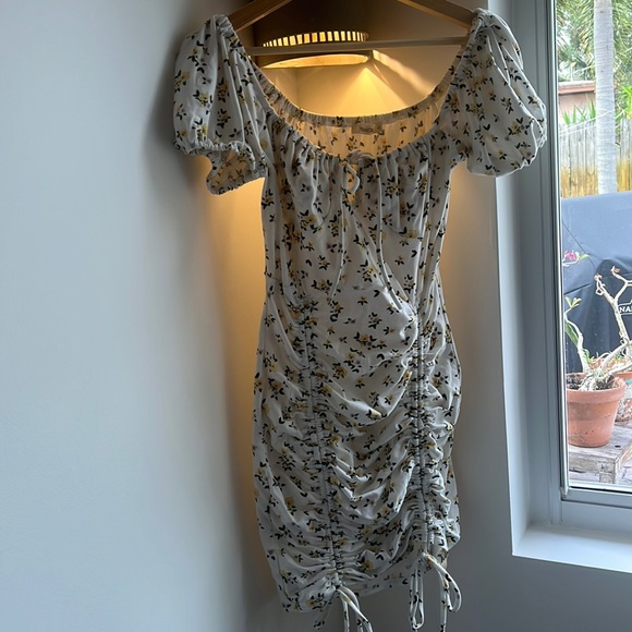 Mini fitted white and yellow flower dress - Picture 1 of 4